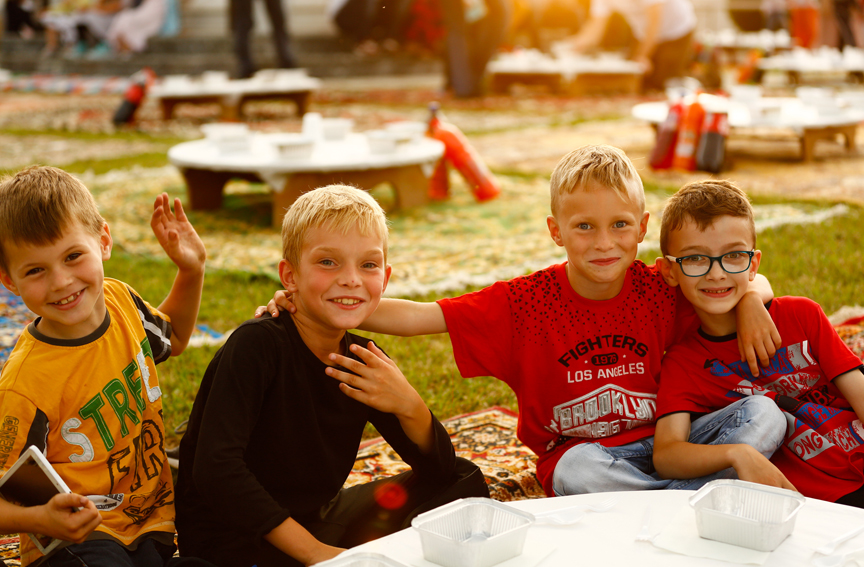 Bosna Hersek'in 'yerde çiçekler açtıran' iftar sofrası